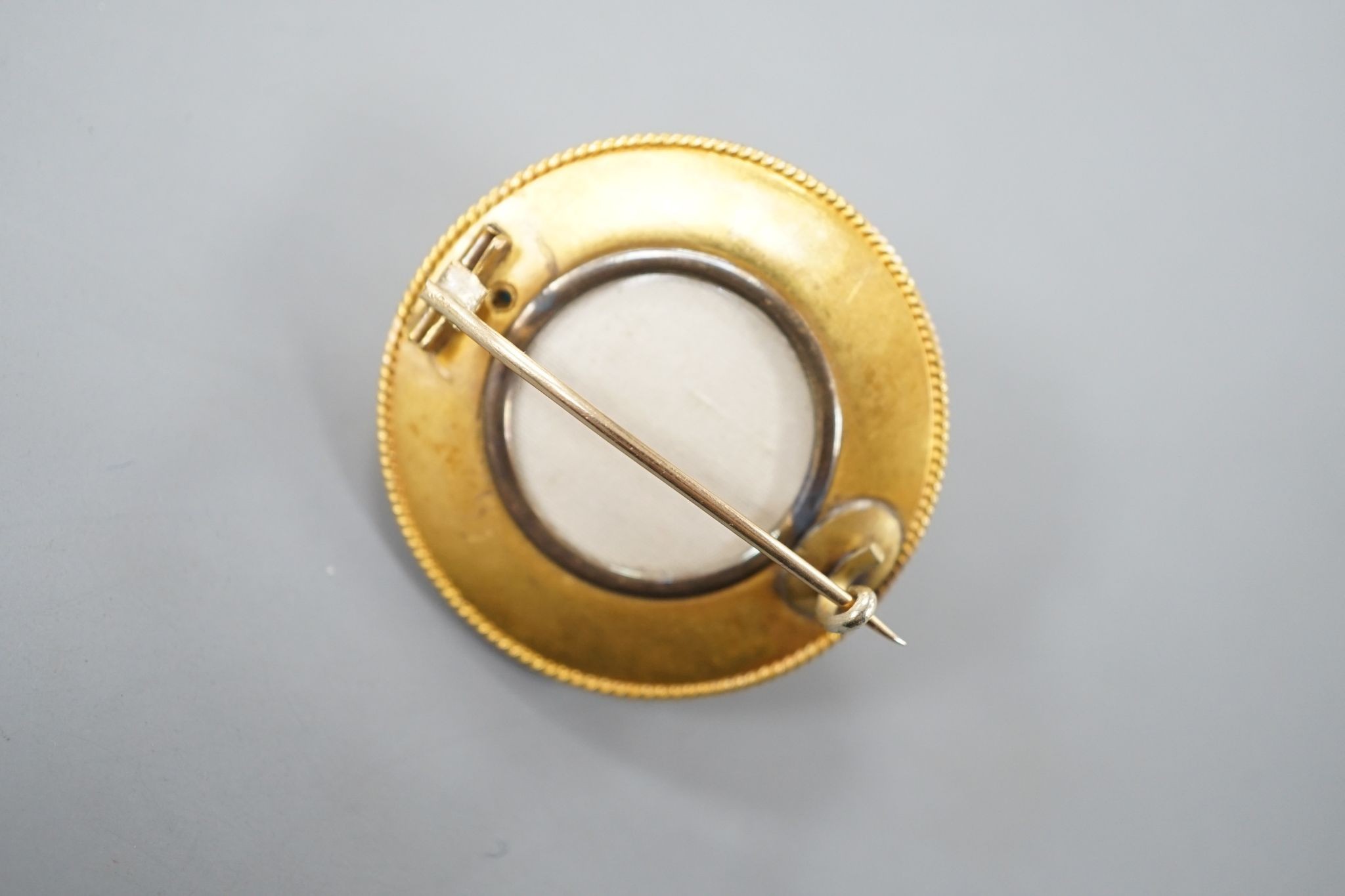 A Victorian yellow metal and turquoise cluster set circular brooch, with glazed back, 34mm